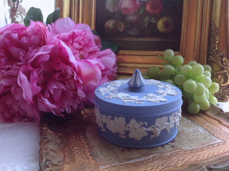 英国骨瓷Wedgwood jasper 蓝色碧玉浮雕葡萄藤大型珠宝盒,饰品盒 - 收纳用品 - 瓷 蓝色