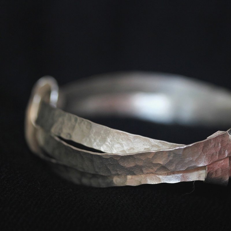 Hammered silver wire wrap bracelet (B0015) - 手链/手环 - 银 银色