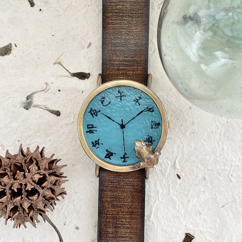 池をのぞく蛙腕時計L深青緑江戸文字 - 女表 - 其他金属 蓝色