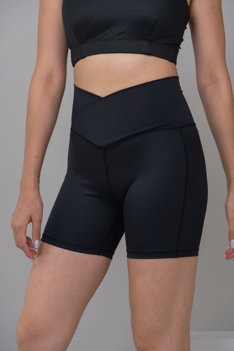 UNI Shorts 水陆运动三分裤-雾黑 - 女装瑜珈服 - 聚酯纤维 黑色