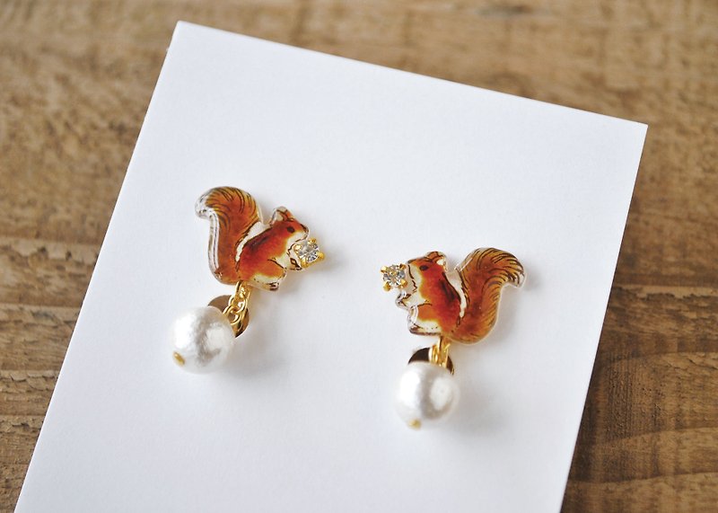 Squirrel earring　りすのイヤリング・ピアス　秋 冬 クリスマス - 耳环/耳夹 - 塑料 咖啡色