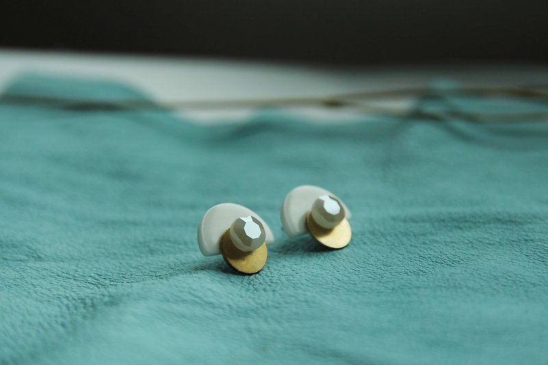 白色半圆黄铜宝石耳环 - 耳环/耳夹 - 宝石 白色