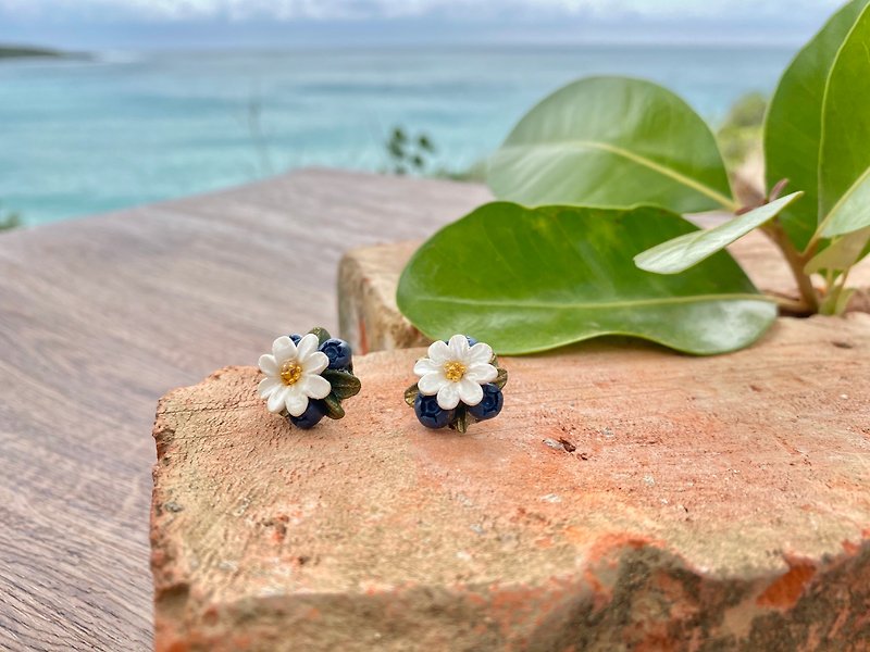 经典蓝莓 雏菊 耳贴式 耳环 - 耳环/耳夹 - 陶 白色