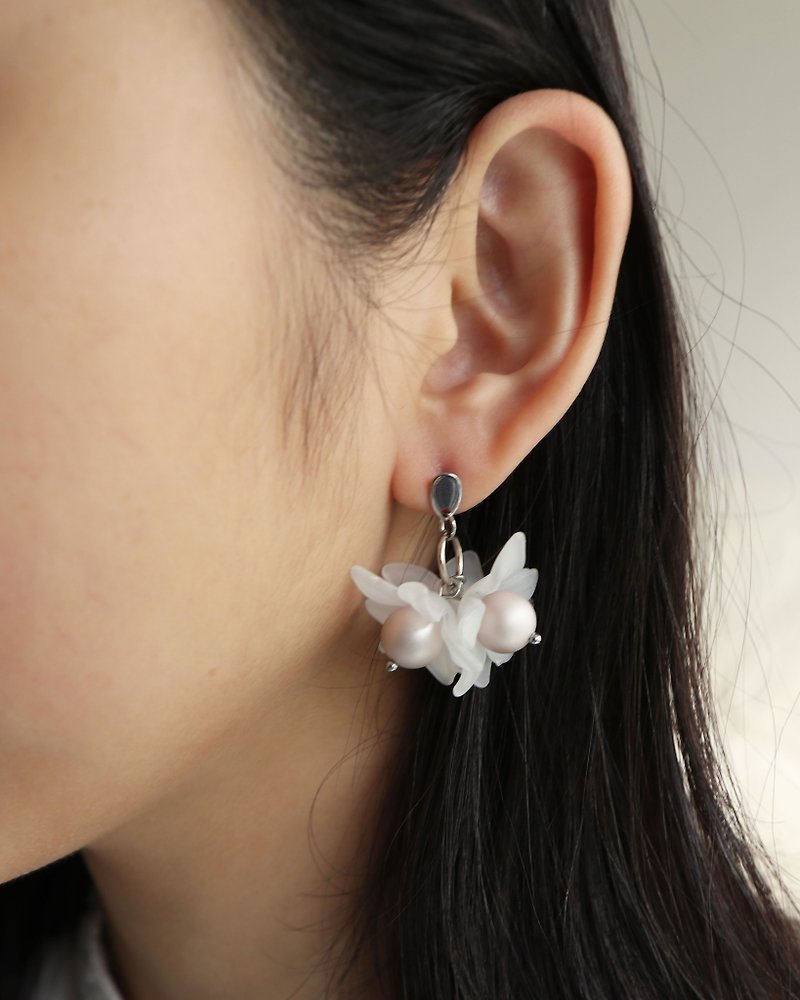 Plumeria in Pink Pearl | Flower Earrings - 耳环/耳夹 - 压克力 银色