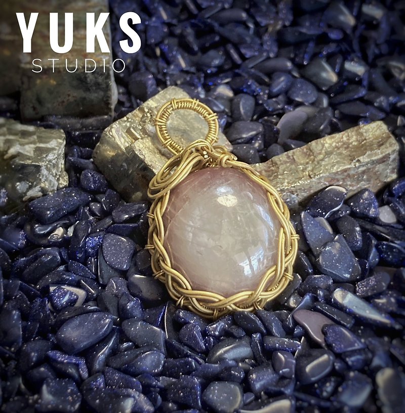 YK-017 编织线吊坠，材质为黄铜、红宝石、白。 - 项链 - 宝石 金色