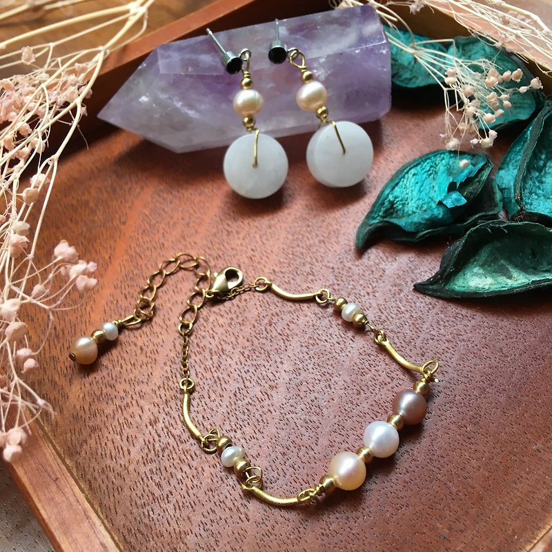 天然上海三色珍珠黄铜手链/白玉耳环 限量组合组 - 手链/手环 - 宝石 金色