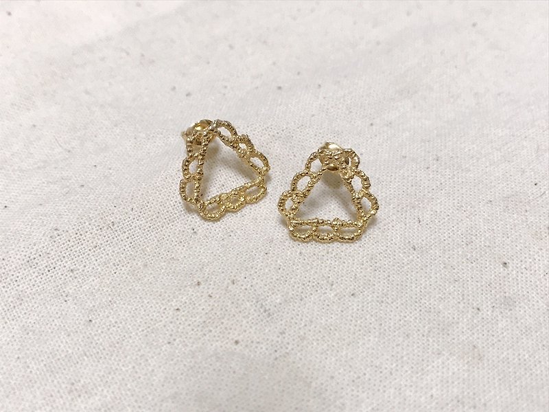 triangle gold pierced earrings/トライアングル(18kメッキ) ピアス - 耳环/耳夹 - 其他金属 金色