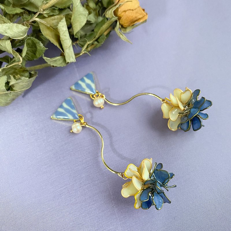 黄蓝色水晶花树脂耳环...18kgf  女友礼物 - 耳环/耳夹 - 树脂 蓝色