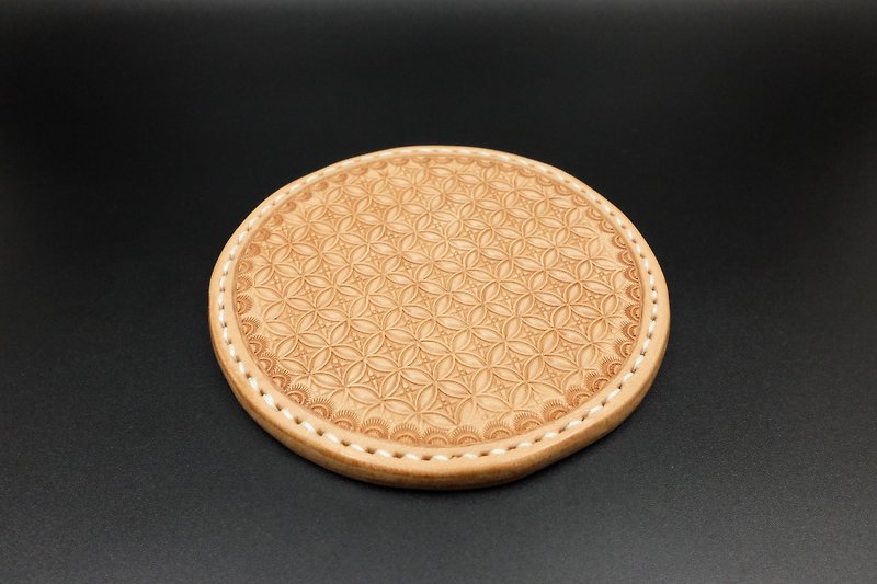 [KH] 编织纹皮雕杯垫-圆形钱币纹 (植鞣革，隔热，吸水，超厚) - 杯垫 - 真皮 卡其色