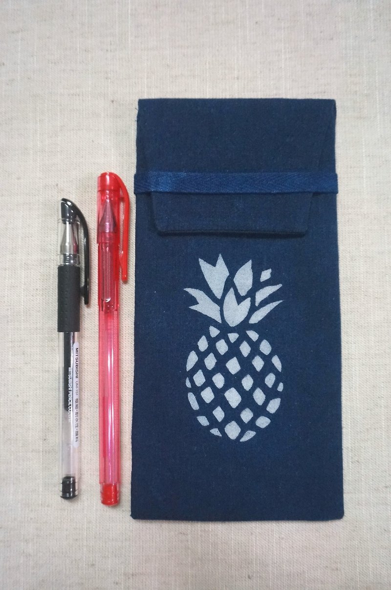 【姆姆草木染】蓝染笔袋、眼镜袋(凤梨款) - 铅笔盒/笔袋 - 棉．麻 蓝色
