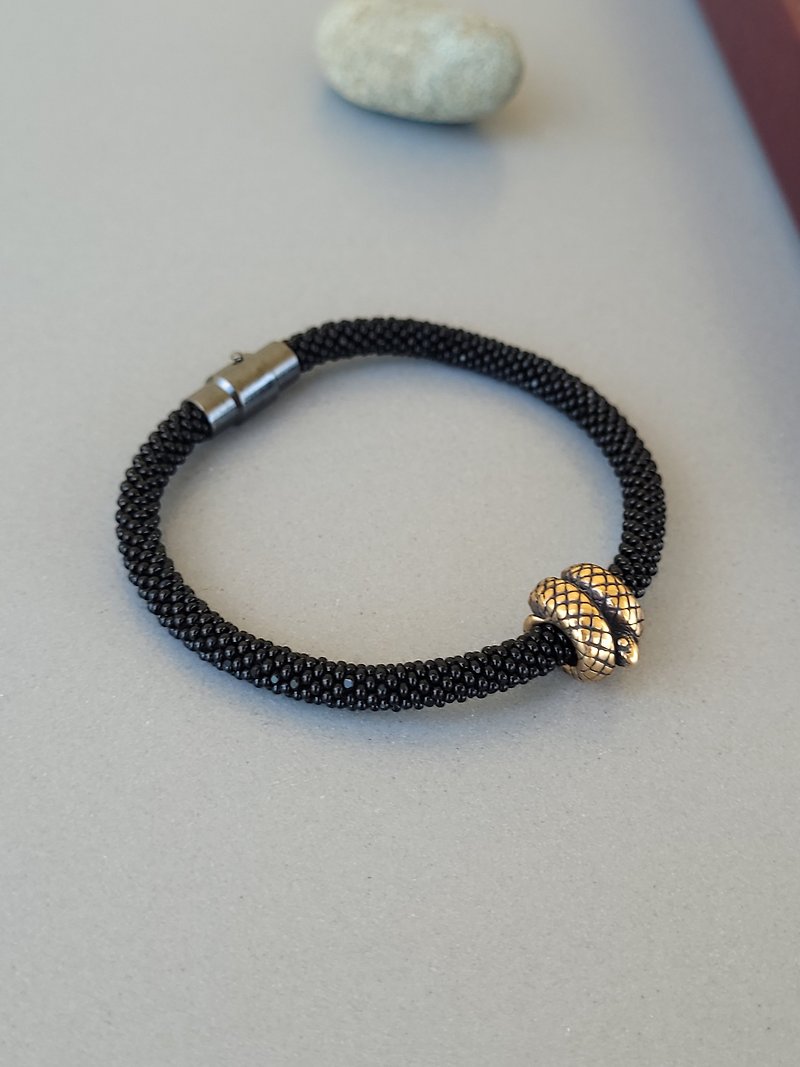 Black bracelet with a bronze snake bead - 手链/手环 - 玻璃 黑色