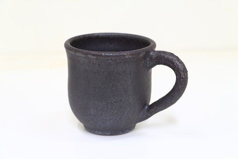 银线/深黑马克杯-纯手工--手作--拉坯--上釉--陶土 - 咖啡杯/马克杯 - 陶 灰色
