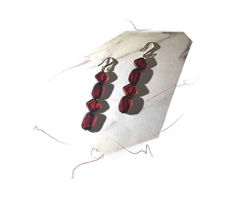 魔法石红月耳环 - 耳环/耳夹 - 玻璃 红色