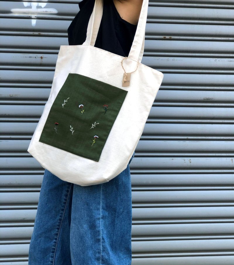 Wildflowers 手工绣托特包Tote Bag - 手提包/手提袋 - 棉．麻 白色