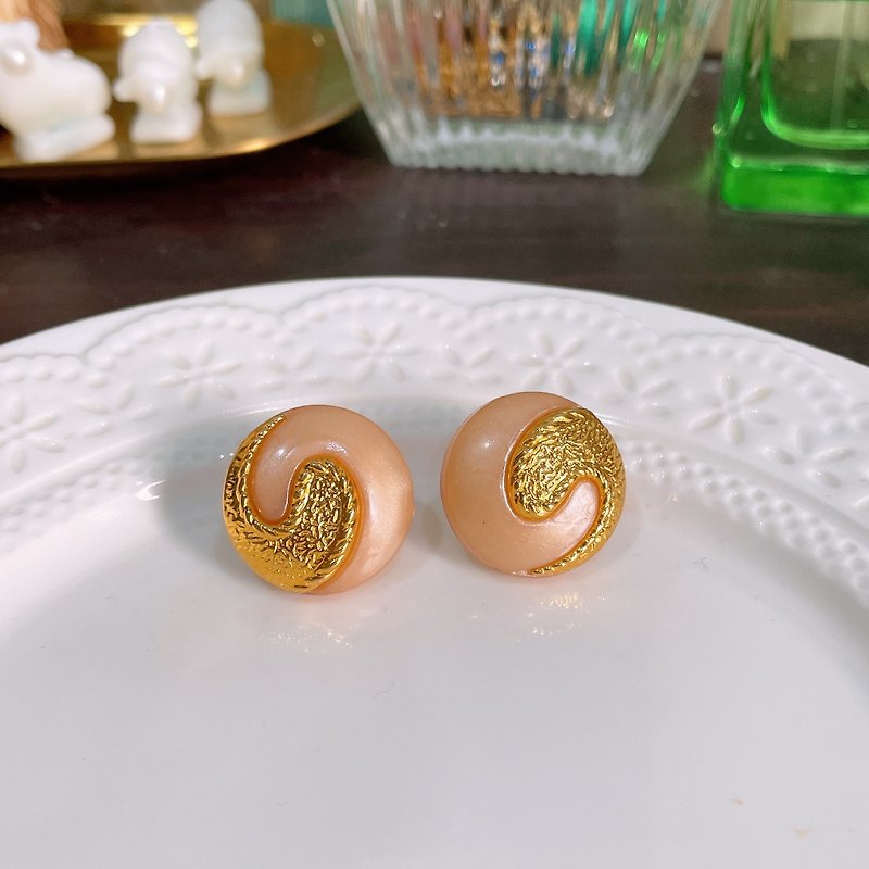 台湾制造老件钮扣改款粉橘镶金色螺旋耳针 - 耳环/耳夹 - 其他金属 橘色