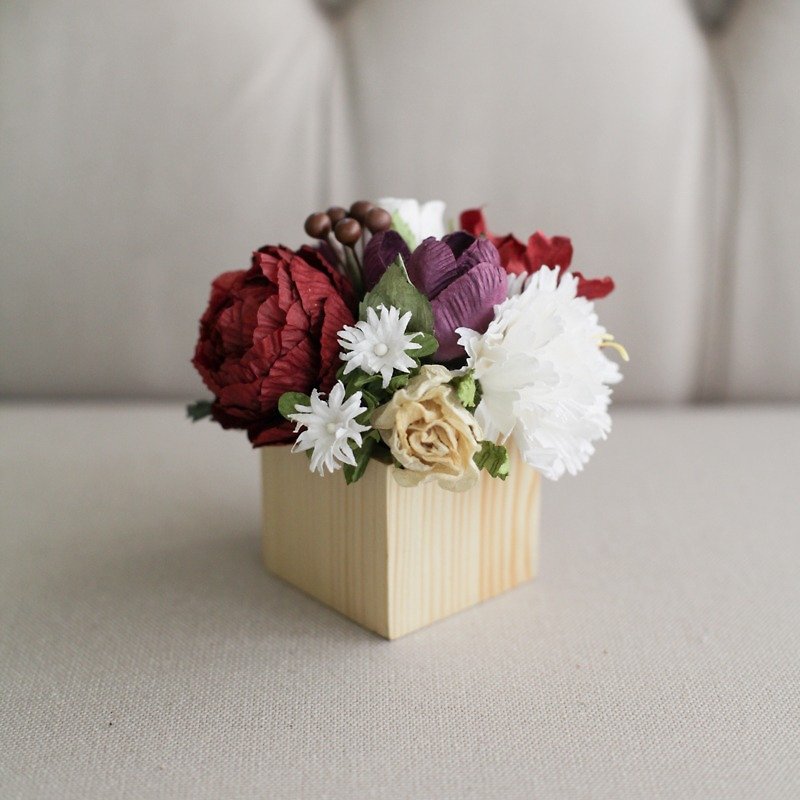 CP106: Flowers in a wooden box - decorated table for cafes, candy shades of red. - 摆饰 - 纸 红色