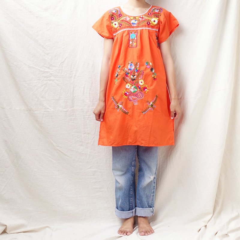 BajuTua /古着/ 墨西哥制 鲜橘色百花手工刺绣洋装 - 洋装/连衣裙 - 棉．麻 橘色