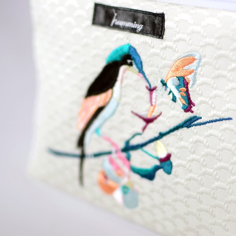 humming- 蜂鸟蝴蝶好朋友 刺绣化妆包|白色羽鳞纹 | - 化妆包/杂物包 - 绣线 白色