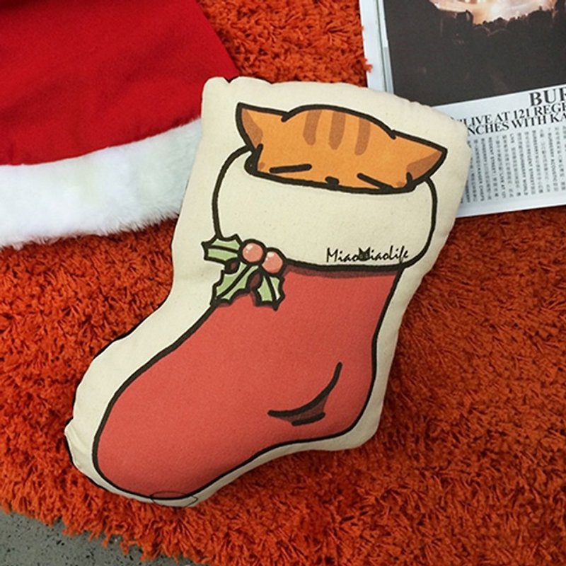 【 插画家/我的猫猫生活】圣诞袜袜 纯棉帆布形状抱枕 - 枕头/抱枕 - 棉．麻 