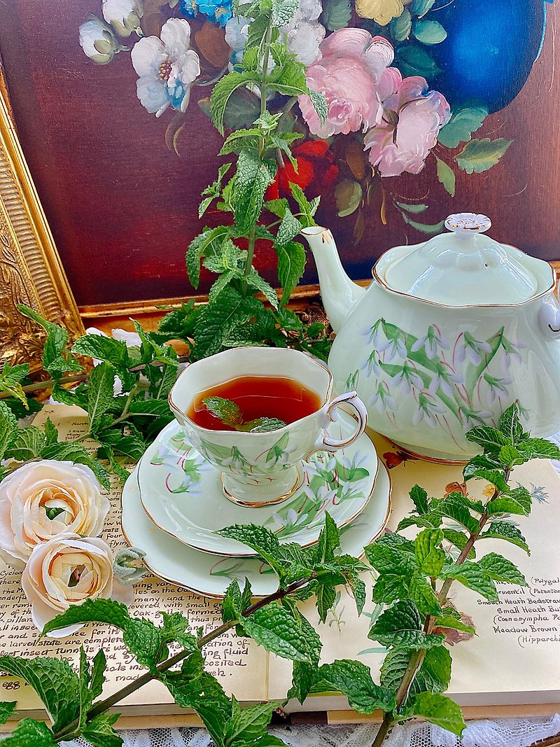 1935年Royal Albert 古董花茶杯手绘花卉雪花莲古董杯两件组 - 茶具/茶杯 - 瓷 绿色