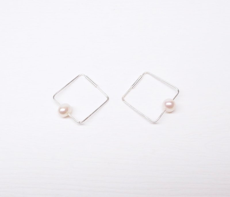 二毛银【正方型珍珠纯银耳环】一对 - 耳环/耳夹 - 其他金属 银色