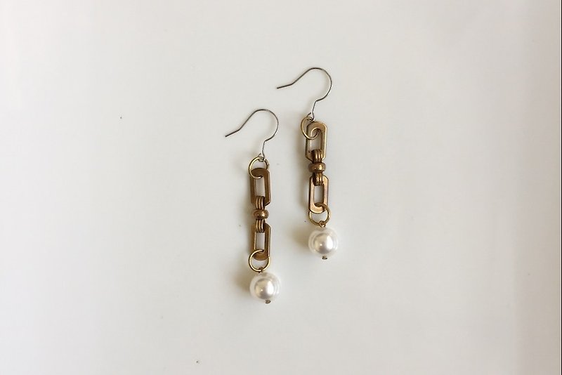 Genesis 珍珠黄铜造型耳环 - 耳环/耳夹 - 其他金属 金色