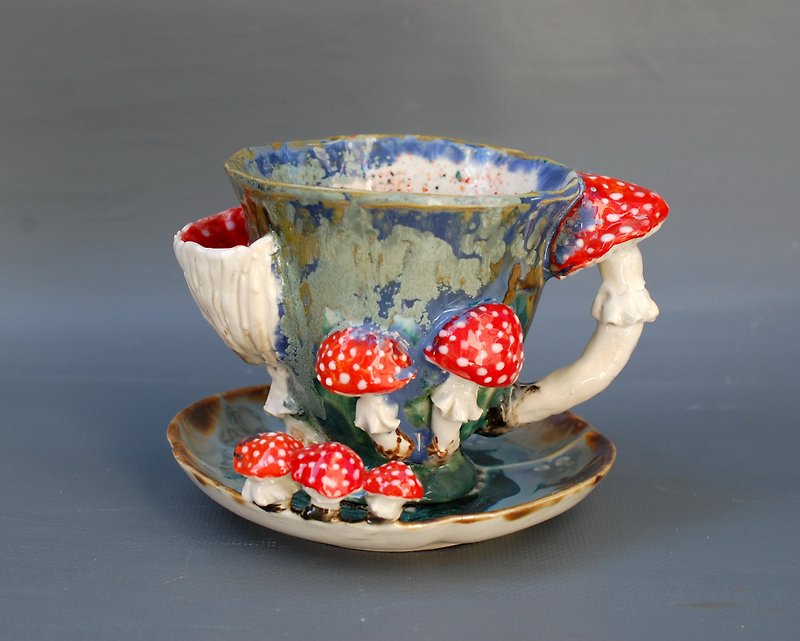 鹅膏菌马克杯和碟子、带口袋的艺术杯、蘑菇 - 茶具/茶杯 - 陶 多色