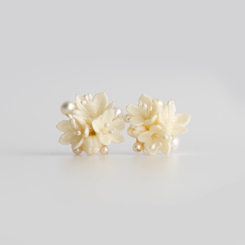 花束耳环 /纯白 /日系花艺树脂黏土手工耳环 - 耳环/耳夹 - 植物．花 白色