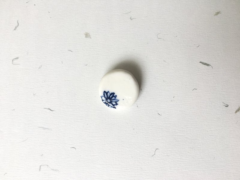 石下 / 手绘 青花瓷 圆形 蓝色 白色 陶瓷 扣针 胸针 别针 - 胸针 - 瓷 蓝色
