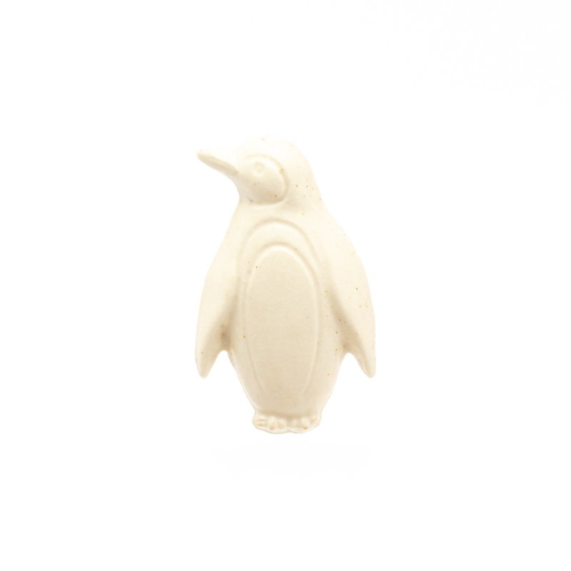 陶器ブローチ　(立)ペンギン(生成り) - 胸针 - 陶 白色