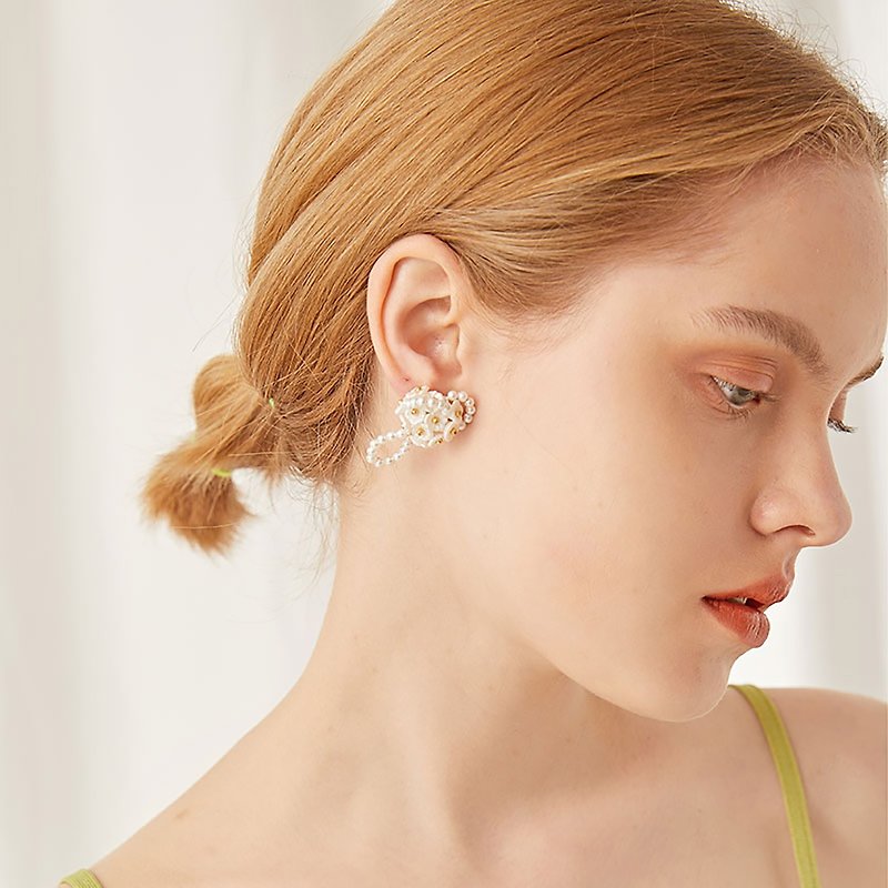 Mell手工珠绣花珍珠耳环 - 耳环/耳夹 - 其他材质 白色