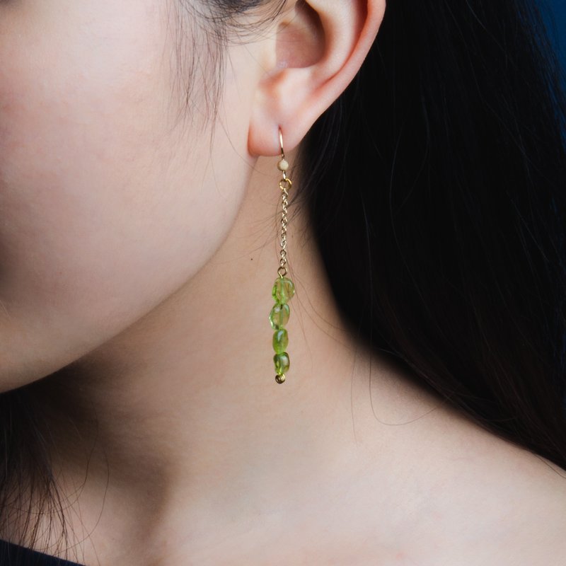 不规则橄榄石14KGF 包金耳环  | 天然水晶定制化礼物 | 可改耳夹 - 耳环/耳夹 - 宝石 绿色