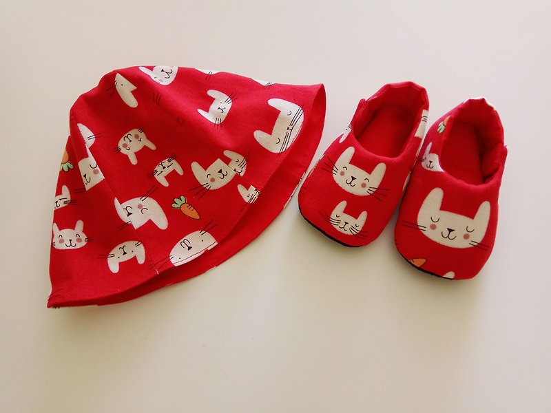 <红> 兔子与红萝卜 弥月礼物 生日礼物 婴儿鞋+婴儿帽 - 围嘴/口水巾 - 棉．麻 红色