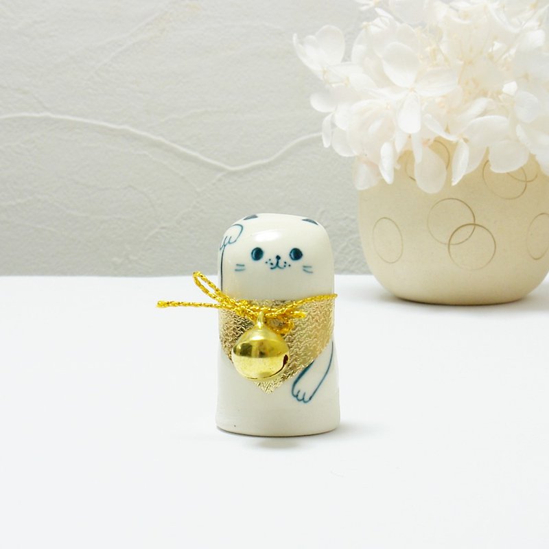 手作り陶人形　鈴をつけた招き猫　Sサイズ - 摆饰 - 瓷 白色
