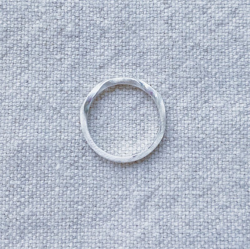 綾輝/ryoki 角　トップがツイストした角線のシルバーリング - 戒指 - 其他金属 银色