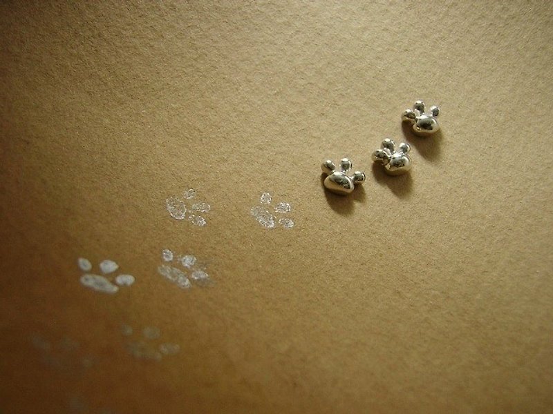 comewithmeow ***  ( footstep paw cat silver earrings 貓 猫 足迹 肉垫 銀 穿孔耳环 耳釘 耳钉 ) - 耳环/耳夹 - 其他金属 