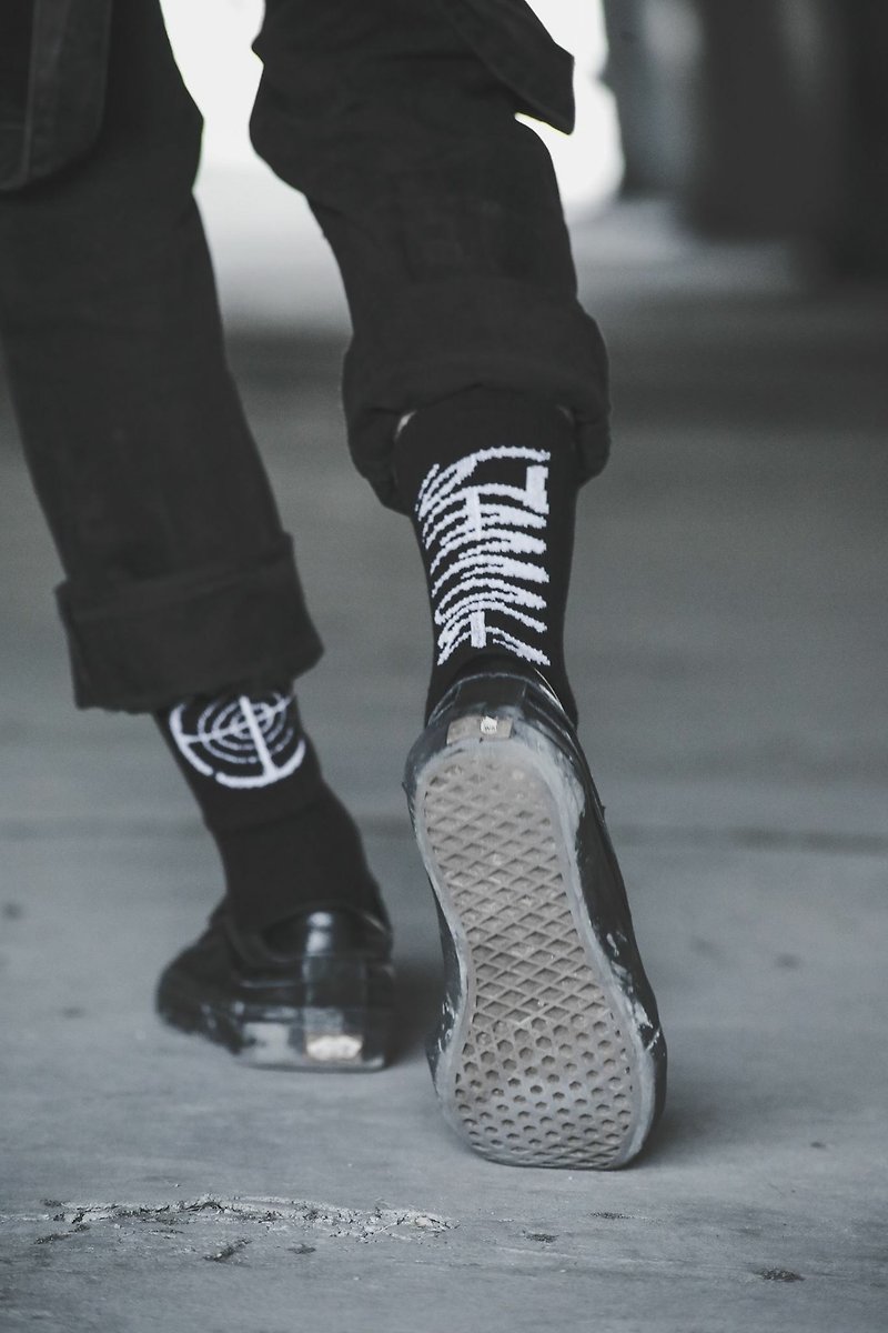 .67ARROW Logo Socks 袜子 长袜 长筒袜 黑色 基本 左右不同图 - 袜子 - 棉．麻 黑色