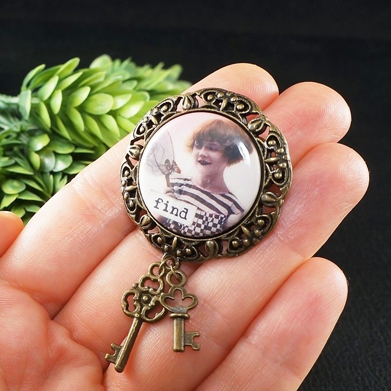 Vintage Style Brooch Retro Girl Photo Picture Find Key Charm Brooch Pin Jewelry - 胸针 - 其他金属 灰色