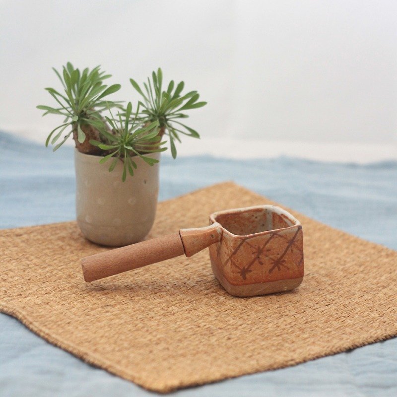 3.2.6. studio: Handmade ceramic tree bowl with wooden handle. - 花瓶/陶器 - 陶 咖啡色
