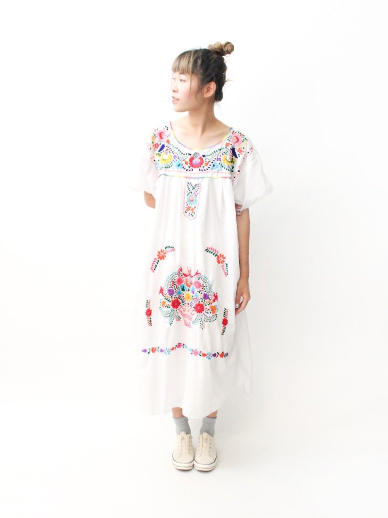 【RE0602MD041】初夏花朵手工刺绣红色美国墨西哥刺绣古着洋装 - 洋装/连衣裙 - 棉．麻 白色