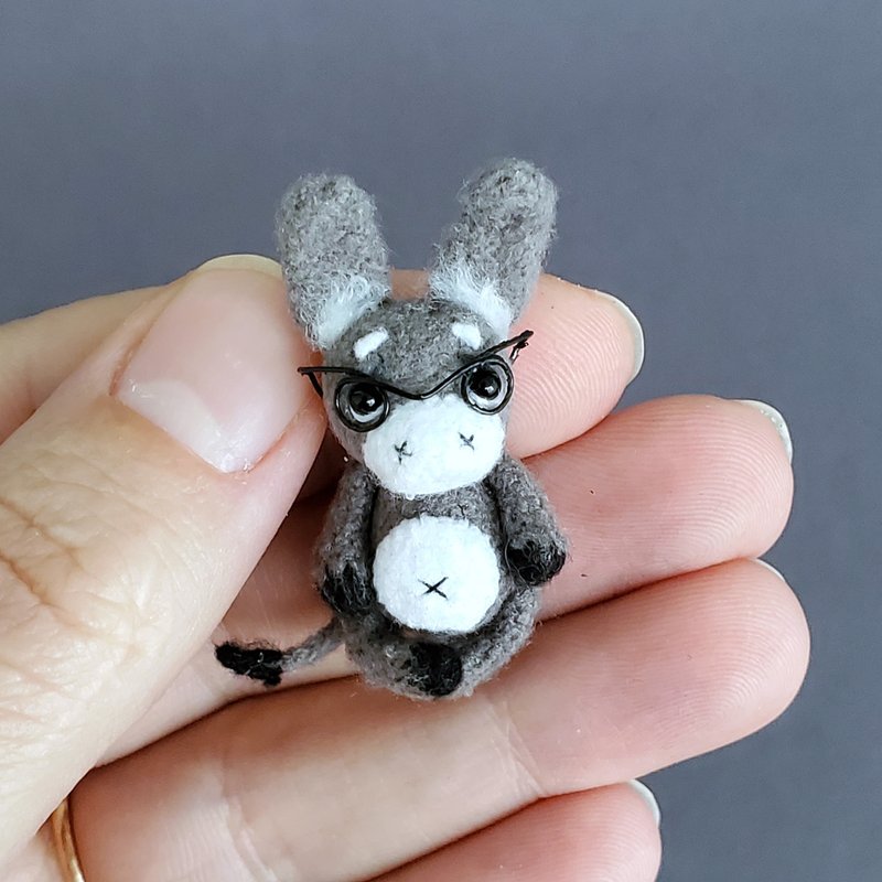Micro crocheted baby donkey. Dollhouse miniature. Home doll pet. Microtoysby - 玩偶/公仔 - 棉．麻 灰色
