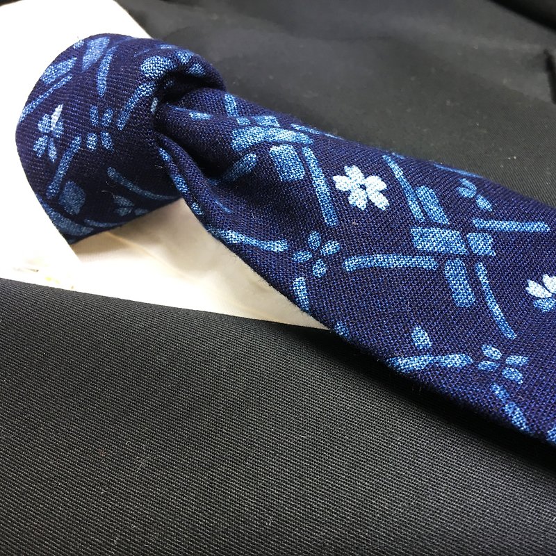 Indigo dyed Japanese pattern tie floral necktie - 领带/领带夹 - 棉．麻 蓝色