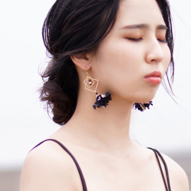 Mèlina 雨后泥泞晴花金属框架耳环 - 耳环/耳夹 - 其他材质 黑色