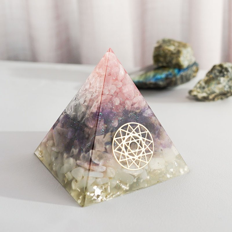 【粉晶、紫晶、月亮石】奥根水晶能量金字塔Orgonite 8x8cm - 摆饰 - 硅胶 