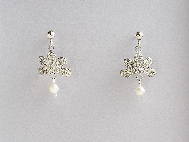 哥德式造型蕾丝珍珠针式耳环  手作925纯银 - 耳环/耳夹 - 珍珠 白色