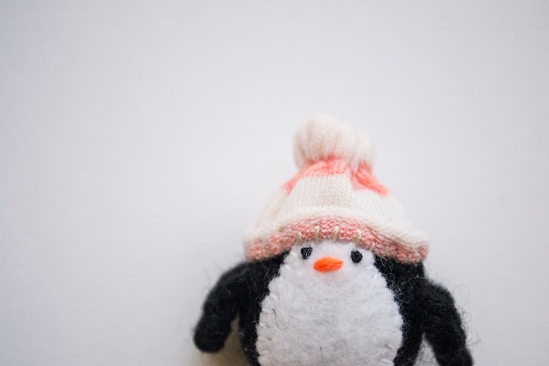 Penguin in Beanie knitted amigurumi brooch - 胸针 - 其他材质 多色
