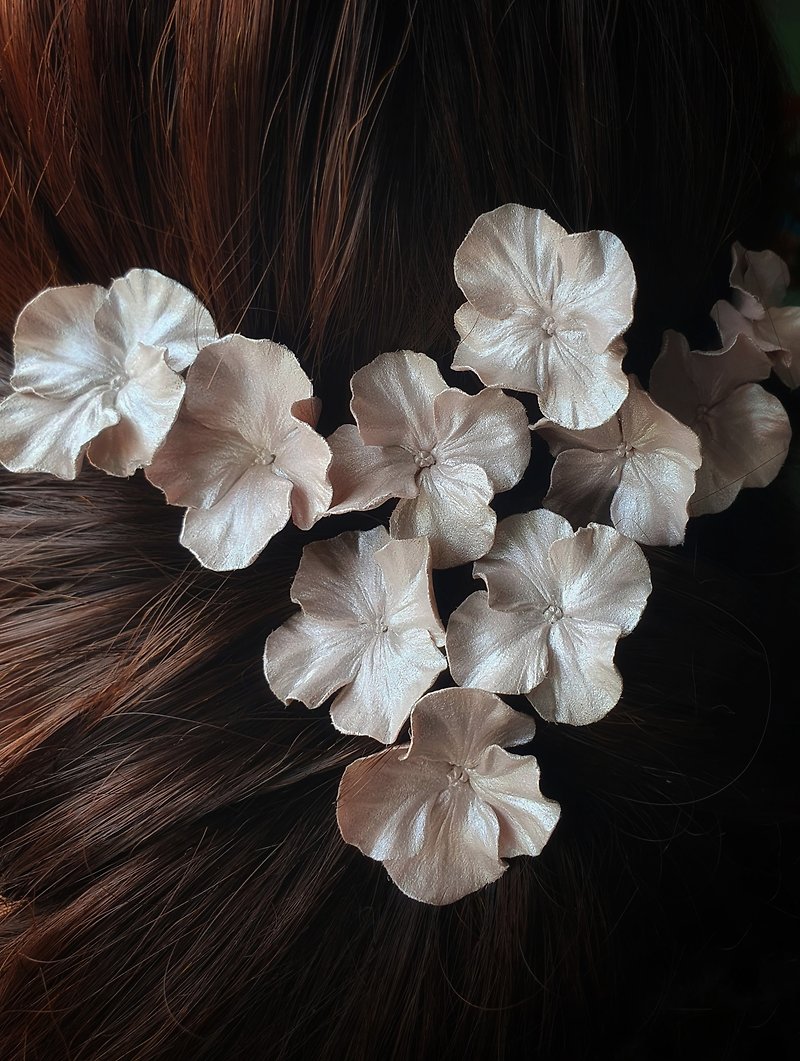 Hydrangea pearly light taupe flower hairpin/ Flower hair piece/ Bridal headdress - 发饰 - 其他材质 