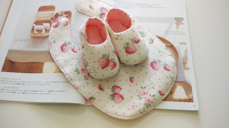 草莓弥月礼物 宝宝鞋+婴儿围兜 - 满月礼盒 - 其他材质 粉红色