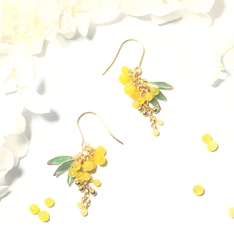 ミモザの華奢な揺れるピアス・イヤリング - 耳环/耳夹 - 树脂 黄色