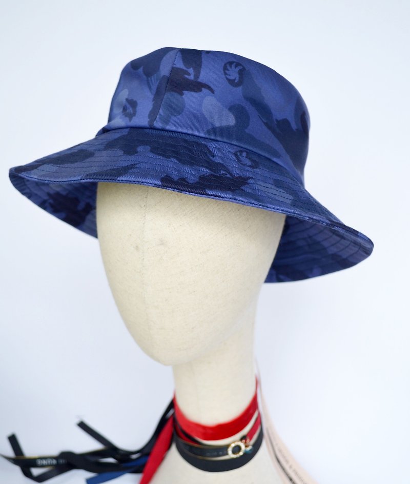 斜纹迷彩印花后挂长Logo织带渔夫帽 - 帽子 - 棉．麻 蓝色